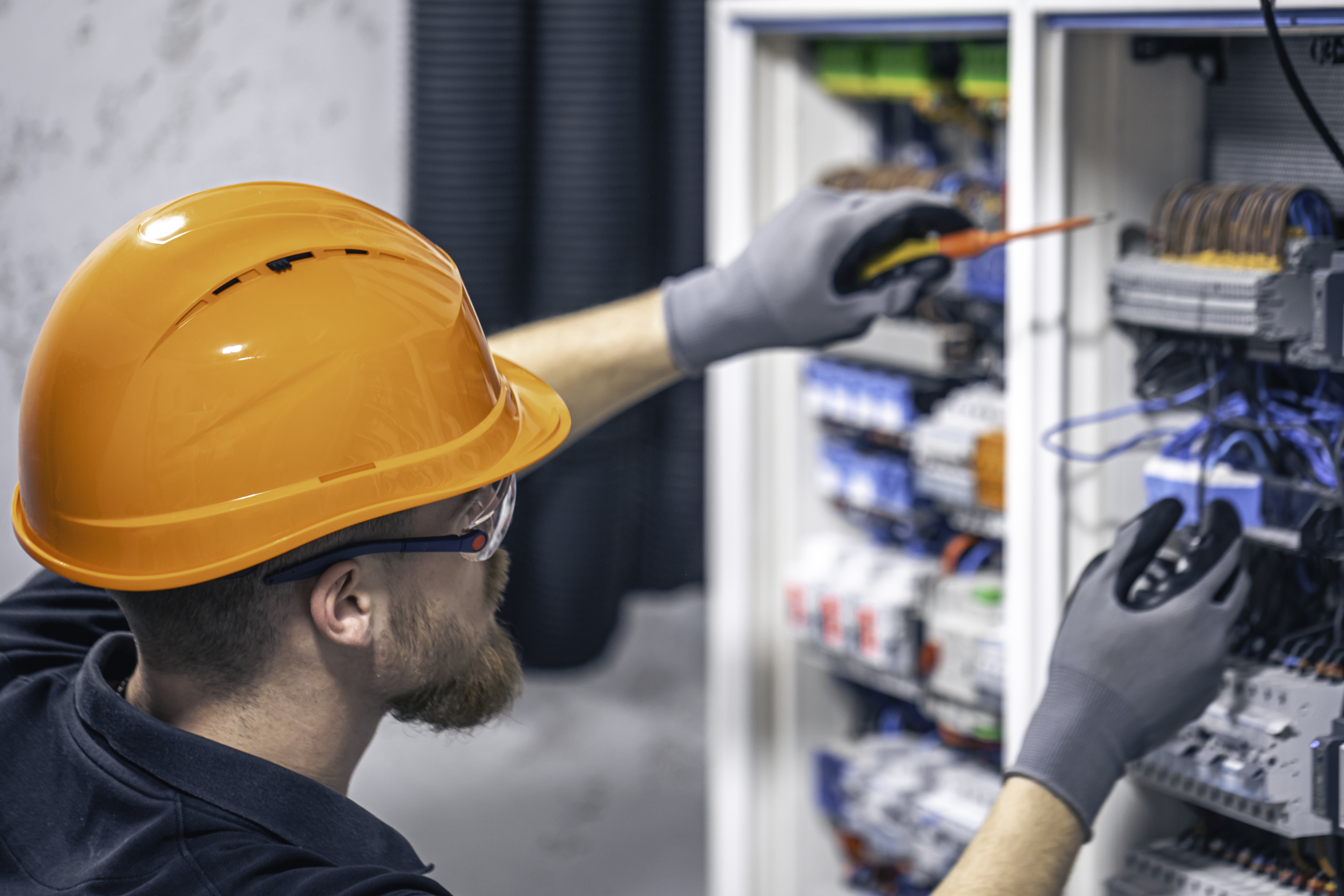 Técnico realizando manutenção